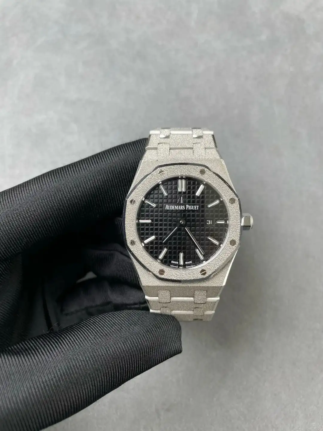 Audemars Piguet Royal Oak Frosted Gold Quartz Black 67653BC.GG.1263BC.02